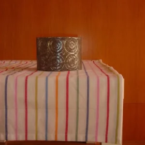 Camino de mesa en diseño fondo blanco y rayas multicolor, en algodón