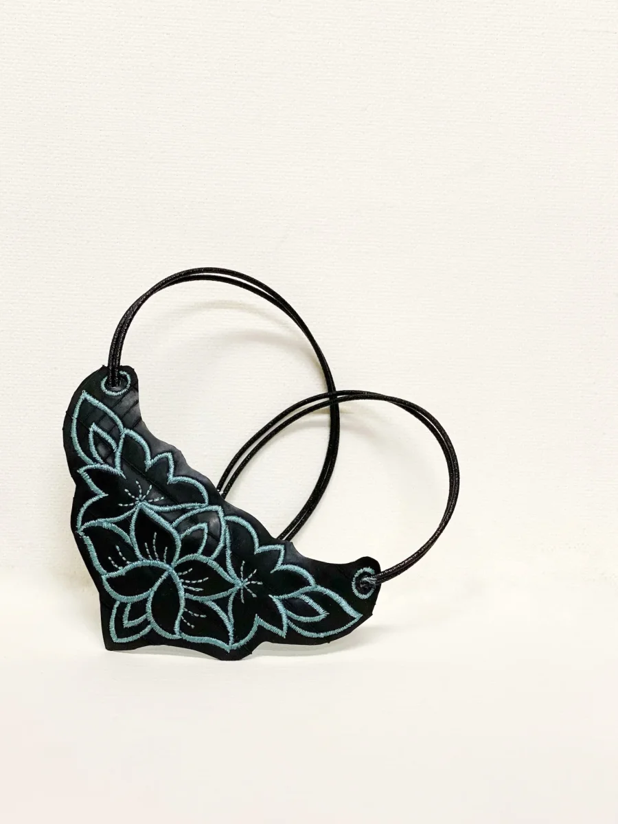 Collar con neumáticos reciclados Black Alba - Imagen 9