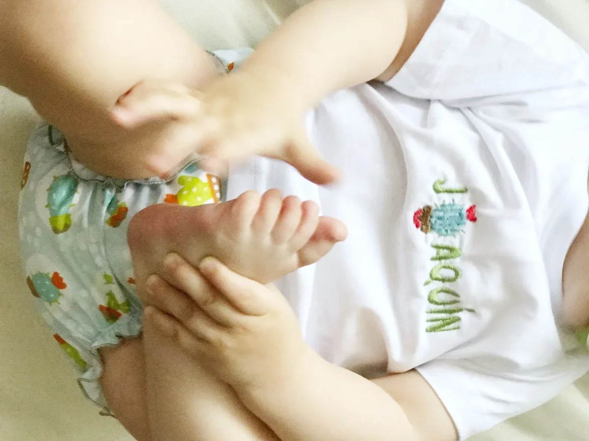 Camiseta con nombre bordado para bebés - Imagen 4