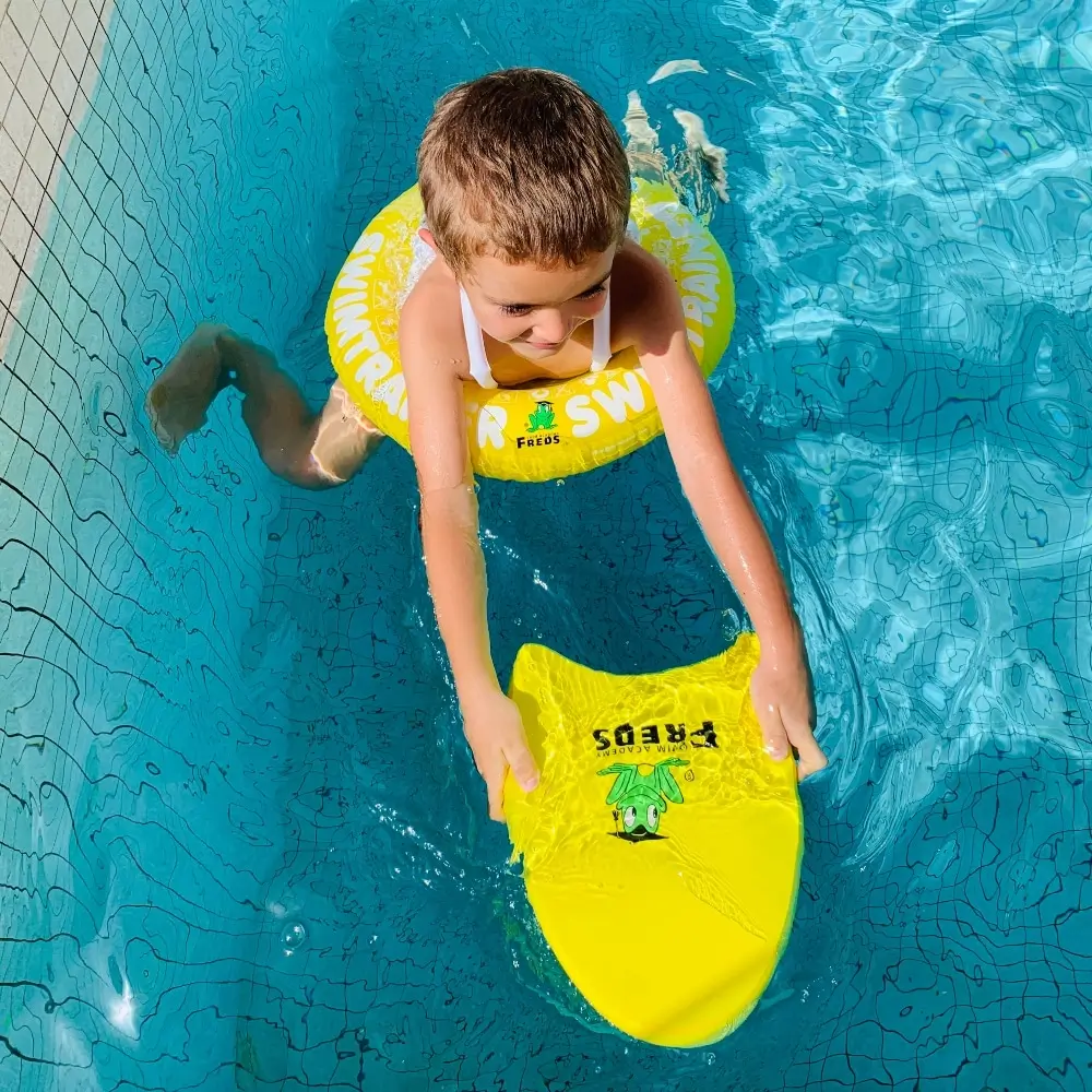 Pack Verano (Flotador Swimtrainer Amarillo 4 a 8 años + Tabla de Natación Infantil Freds Swim) - Imagen 3