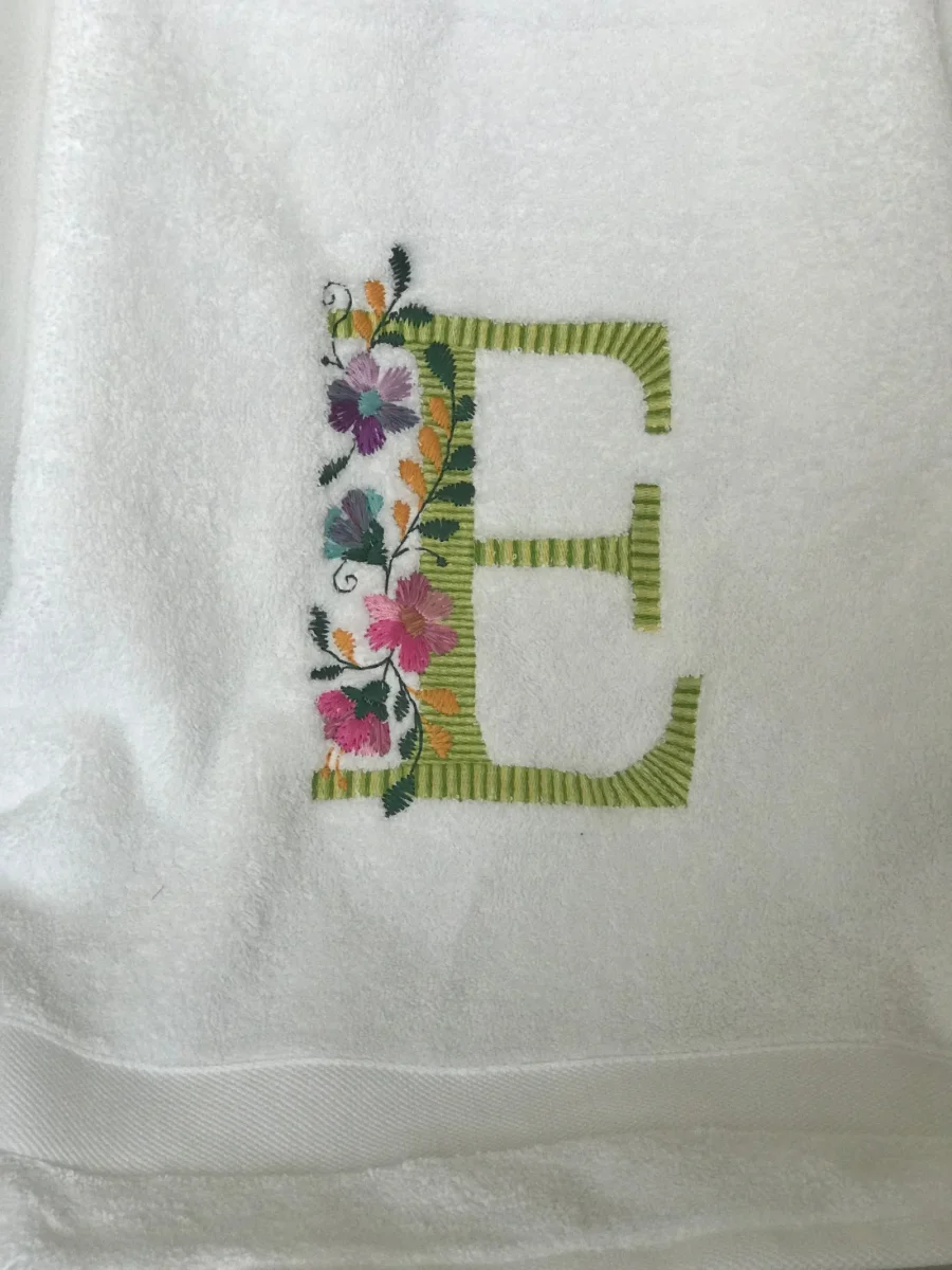 Toalla bordada con inicial de flores - Imagen 3