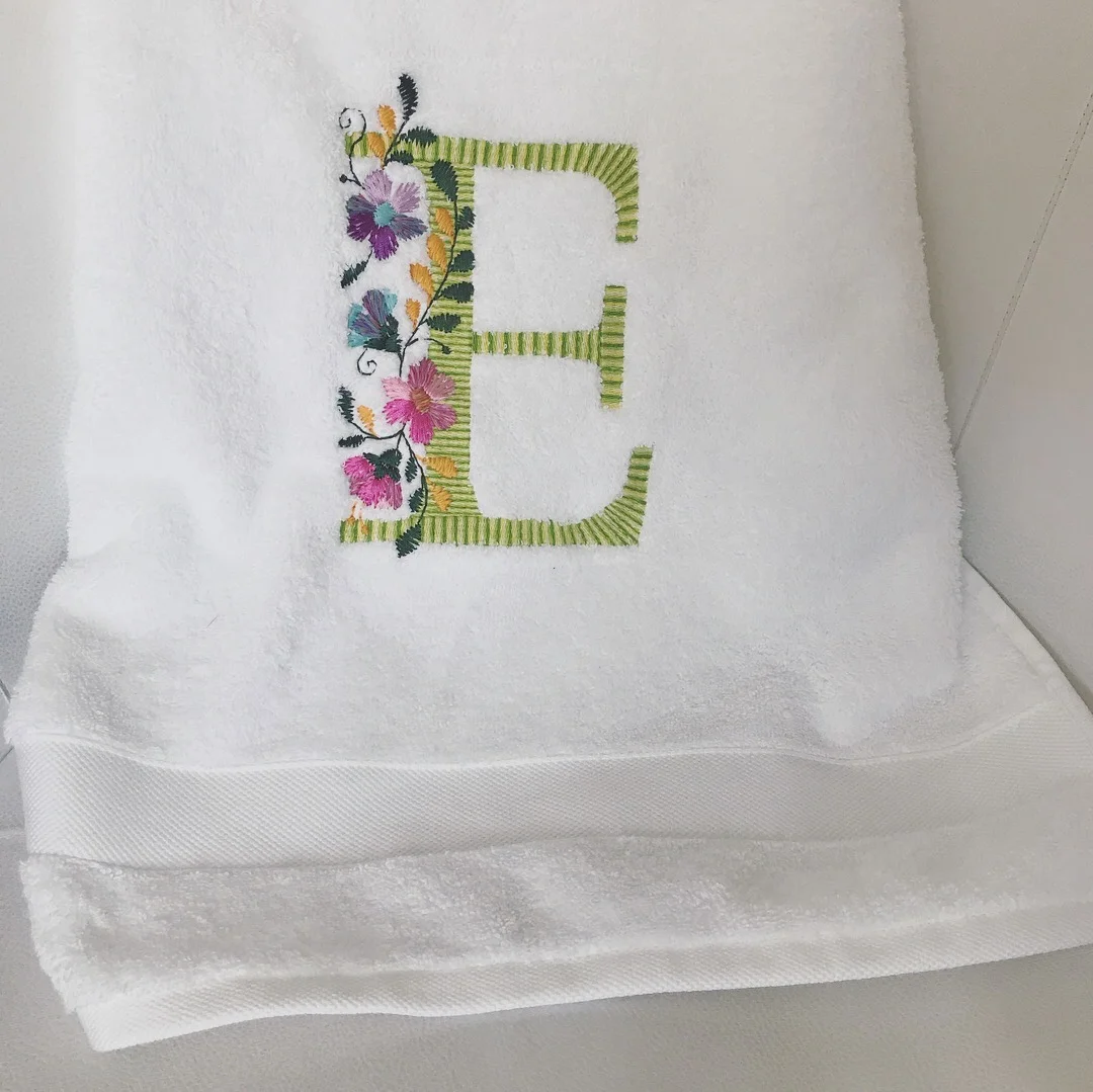 Toalla bordada con inicial de flores - Imagen 2